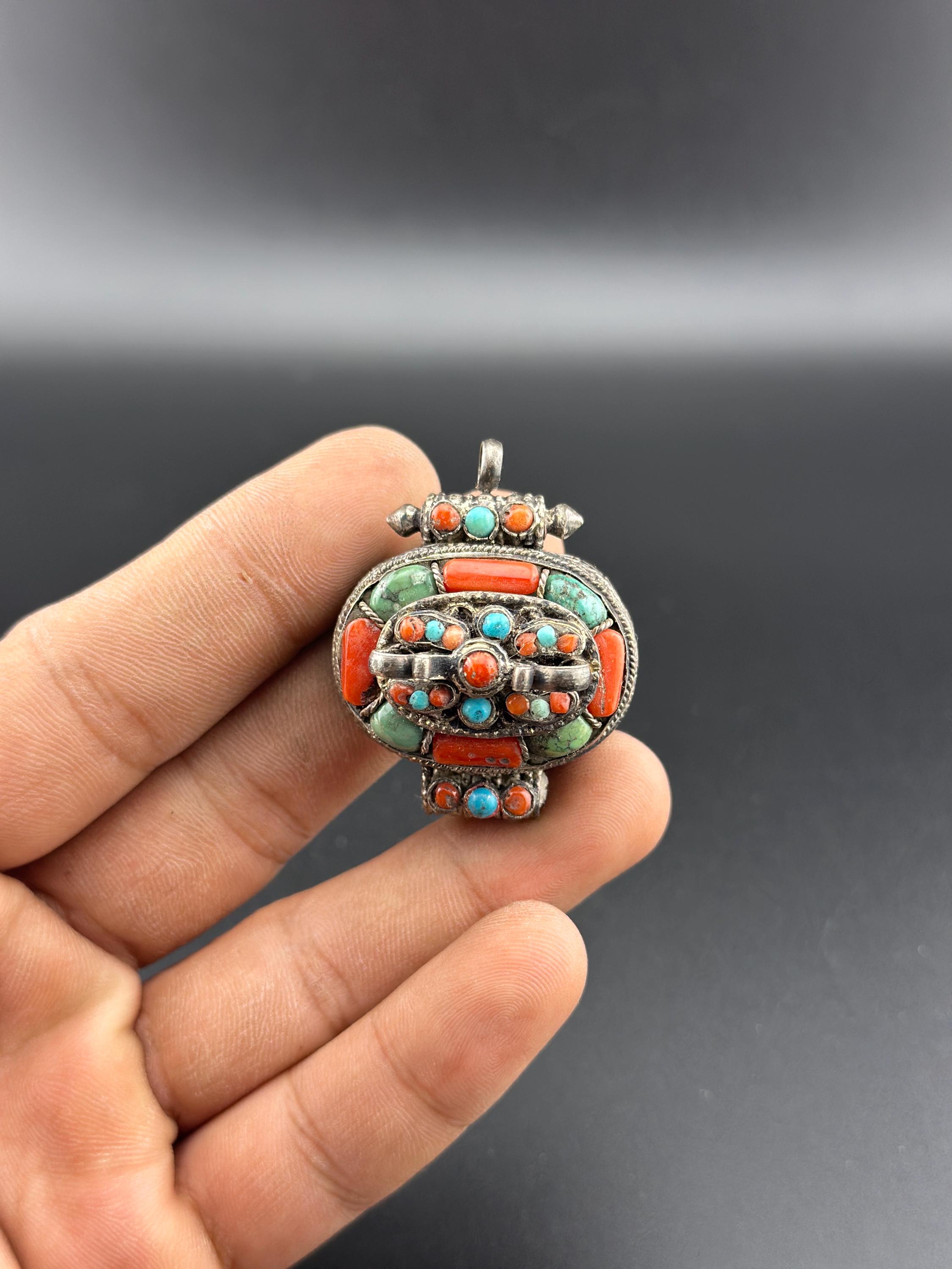 Pendentif Tibétain Mahakala En Argent Et Corail - Occasion Très Bon état
