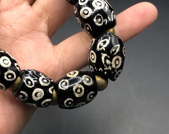 Tibet Boutique Agate Bead Bracelet: Black and White Barrel Beads