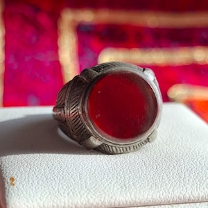 Anillo antiguo de plata afgana del Cercano Oriente con piedra de ágata natural.
