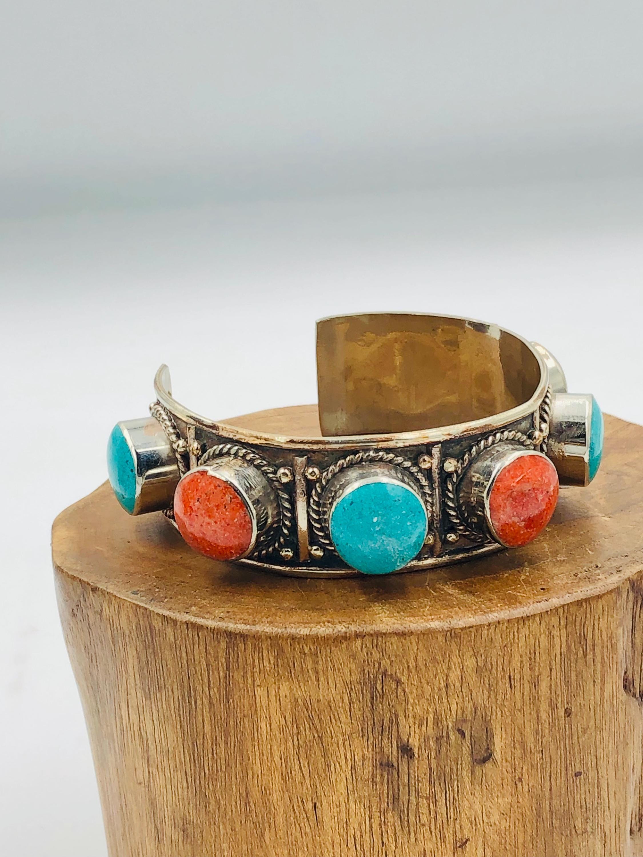 手作りのネパールチベットターコイズとサンゴのカフブレスレット