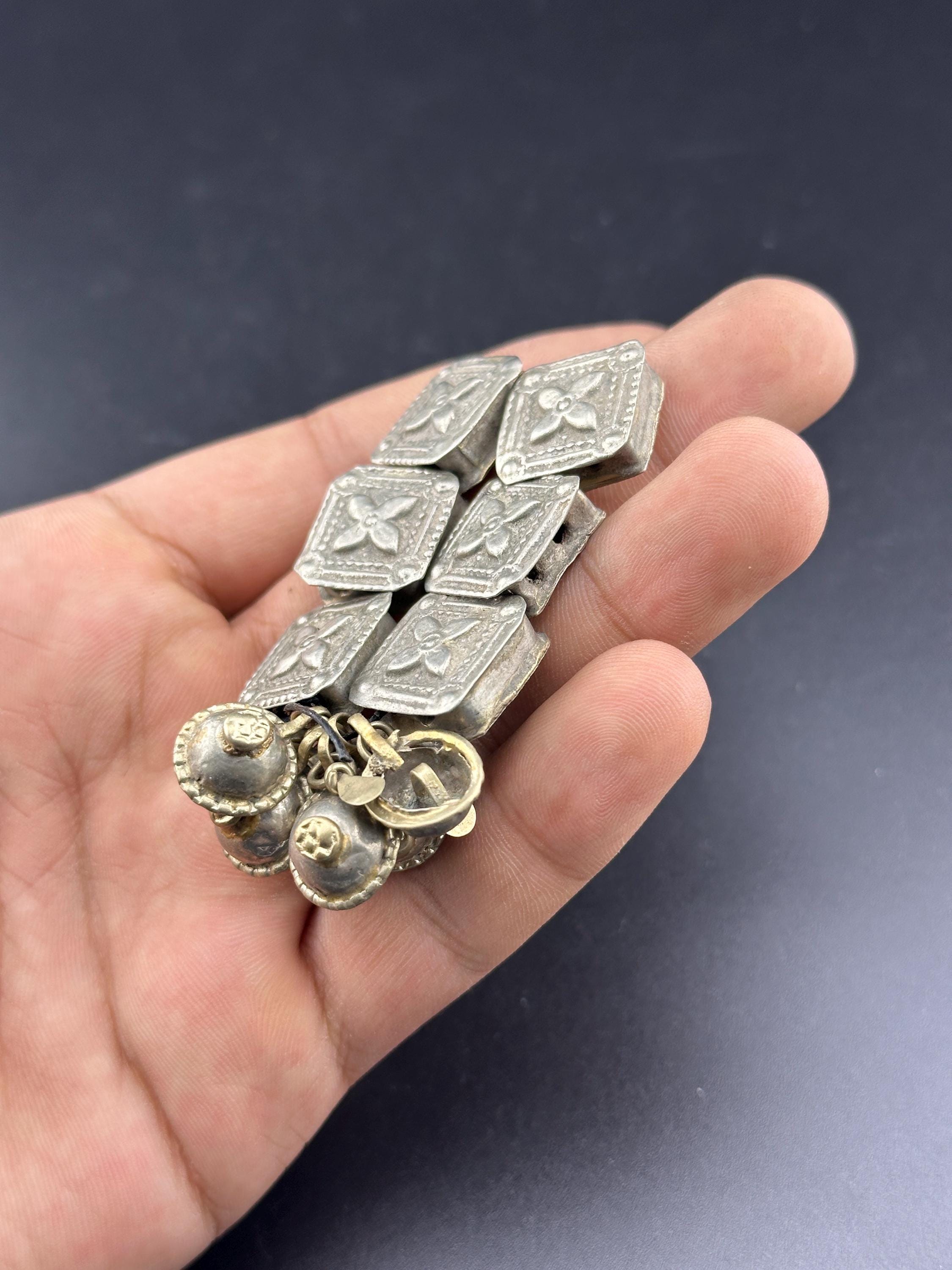 アフガニスタン産の手作りアンティーク シルバー ビコーン ビーズ