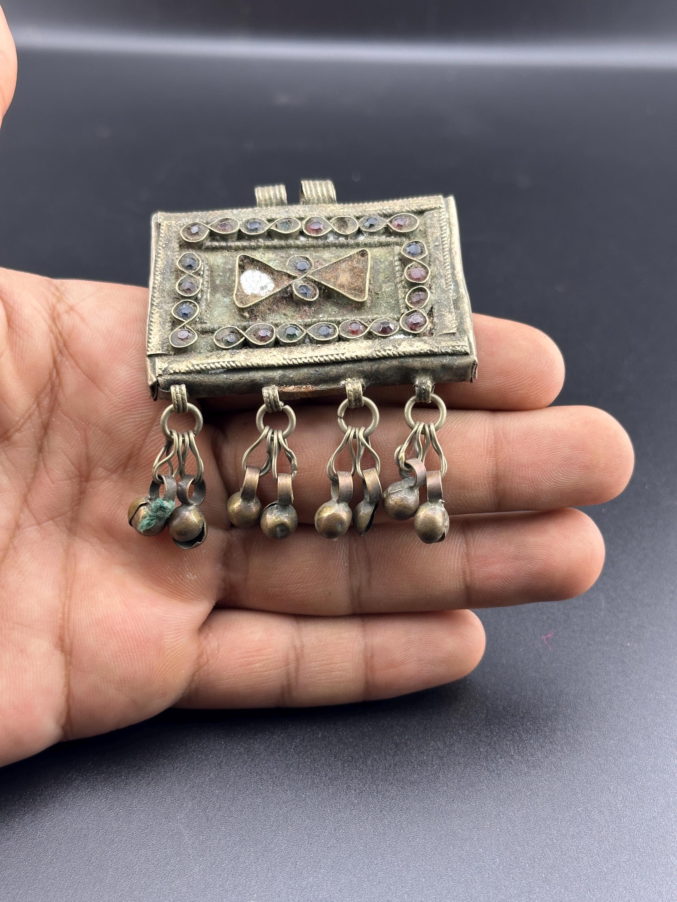 コチ族のアフガニスタンの白い金属製ペンダント。ぶら下がる鈴付き