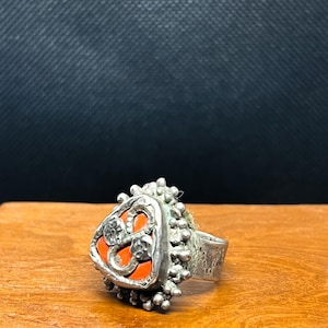 Antique Vintage Silver ring With Antique Authentic Rare vintage Peave