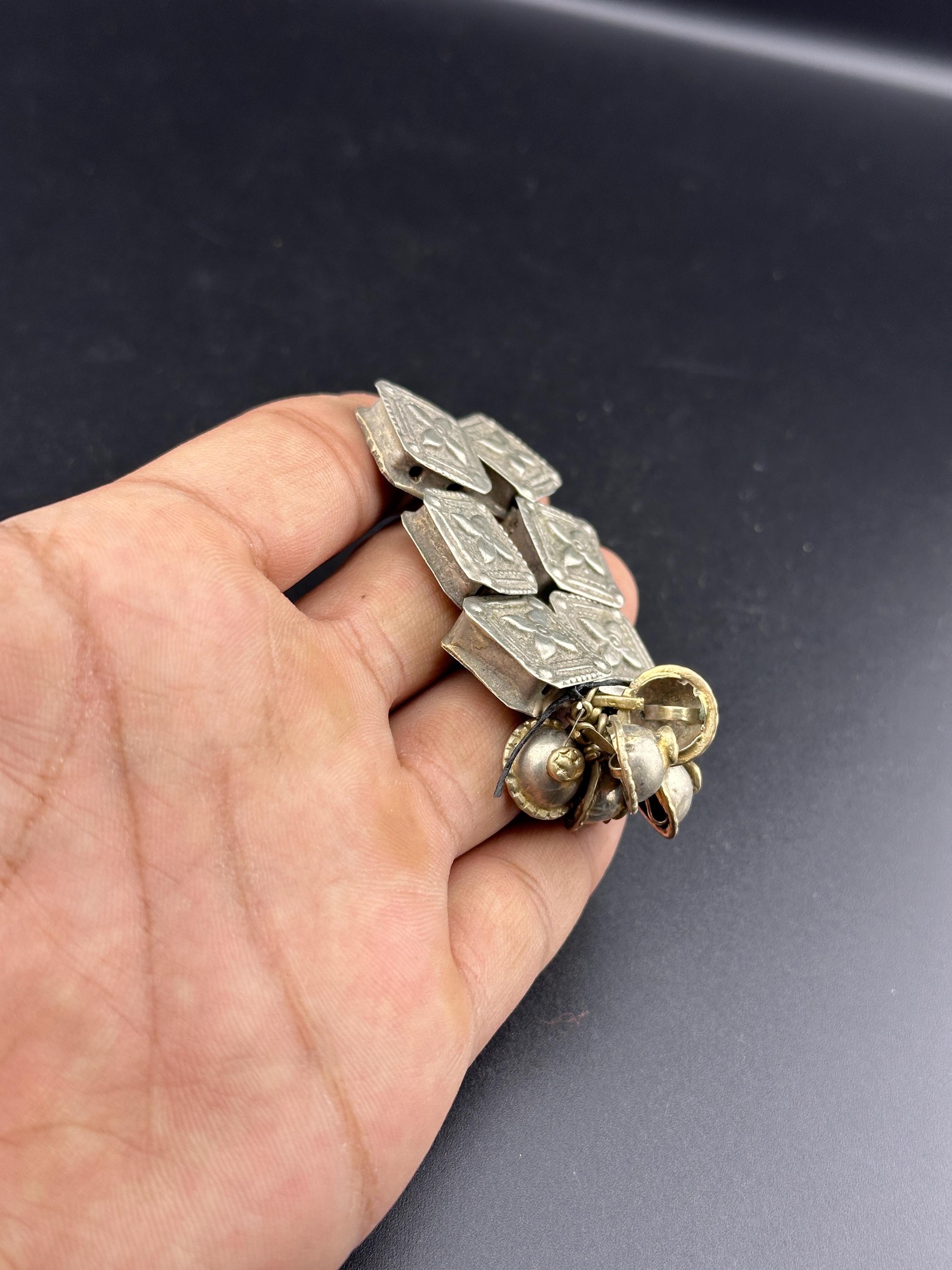 アフガニスタン産の手作りアンティーク シルバー ビコーン ビーズ