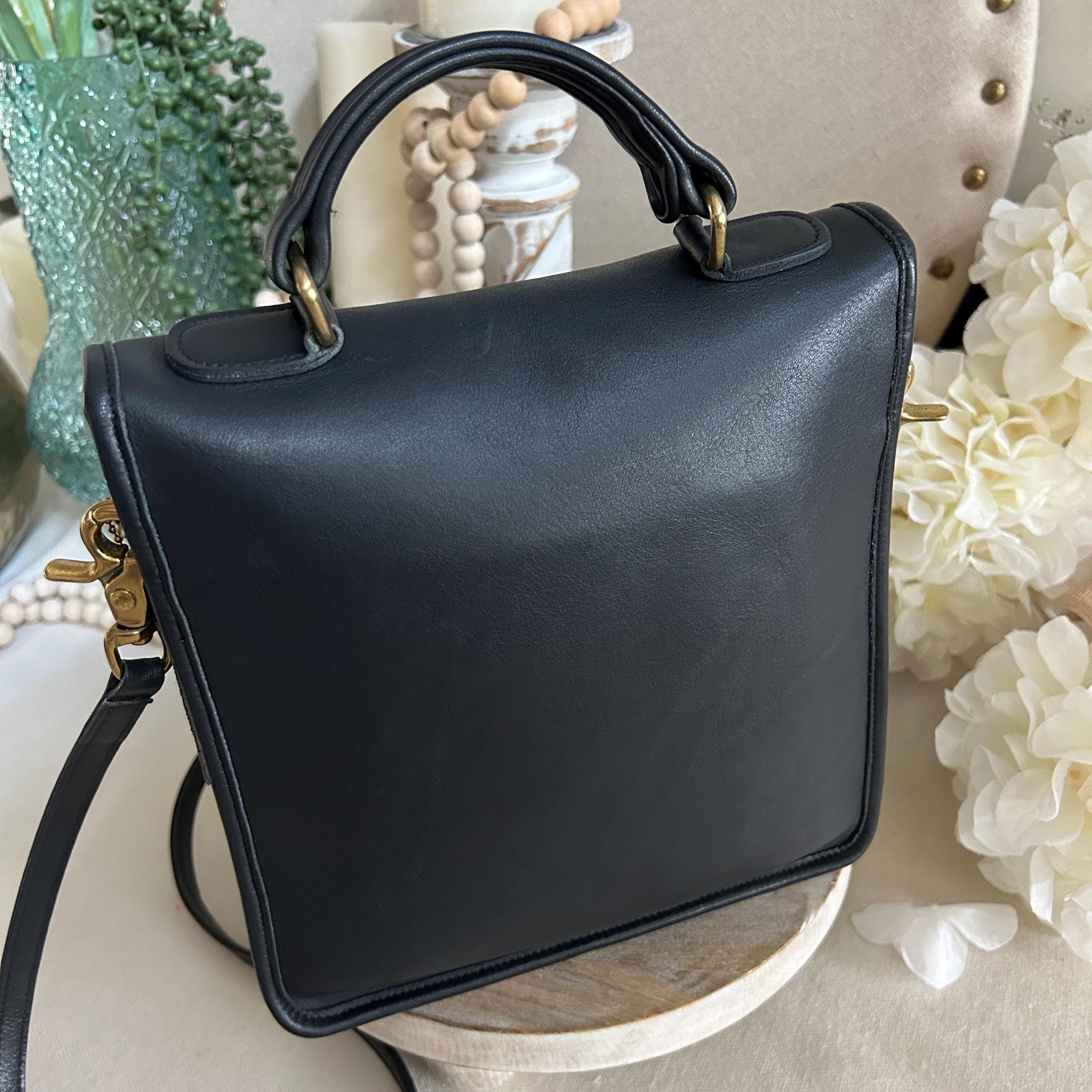 バッグ COACH Navy Signature Shoulder Bag rare Vintage Coach Navy Station Top Handle Turnlock Crossbody Bag 5130