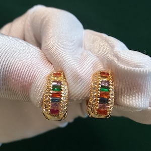Vintage kleine oorringen met kleurrijke edelsteen, Rainbow CZ Huggie-oorbellen, sierlijke goudkleurige oorbellen, 1,5 cm (0,6 inch)