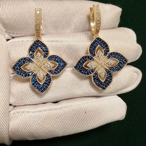 Pendientes colgantes vintage con flores de cristal azul y blanco en tono dorado, elegantes y llamativos, un brillante regalo de noche para ella.