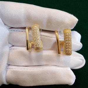 Aros vintage dorados con circonitas brillantes: elegantes pendientes llamativos, regalo para ella, joyería clásica para mujer.