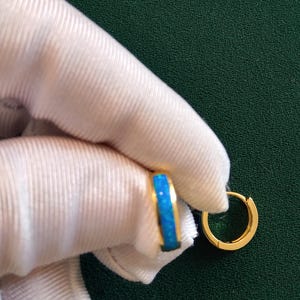 Pendientes vintage de aro pequeños de esmalte azul de 15 mm (0,59 pulgadas), unisex, en tono dorado.