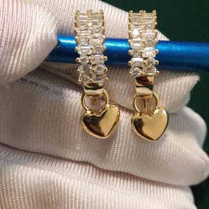 Aros vintage dorados con dije de corazón, pendientes de aro con circonitas brillantes, delicados pendientes dorados, regalo para ella.