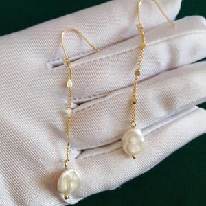 Vintage Gold Dangle Earrings with Baroque Freshwater Pearls – Long Drop Earrings with Delicate Chain and Minimalist Design
