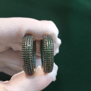 Vintage luxe oorringen met effen CZ groene stenen, sprankelende brede knuffelringen voor vrouwen, elegante statement-sieraden