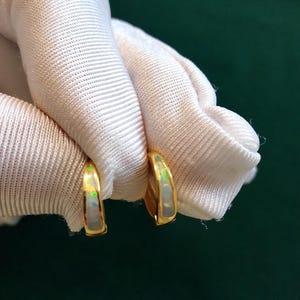 Pendientes vintage de aro pequeños de esmalte azul de 13 mm (0,50 pulgadas), unisex, en tono dorado.