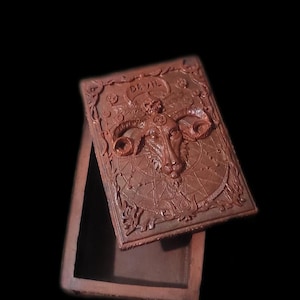 Caja de baratijas con la carta del tarot Devil Goat, un regalo ideal para los entusiastas del tarot y una gran adición para coleccionistas.