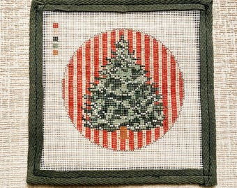Árbol de Navidad tradicional con luces y rayas blancas / Lienzo de punto de cruz de malla 18 pintado a mano