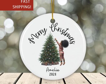 Adorno navideño personalizado, niña decorando el árbol en acuarela