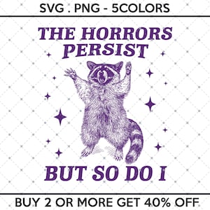以下が含まれることがあります： 紫と白のグラフィックデザインで、アライグマと「The Horrors Persist But So Do I」というテキストが描かれています。