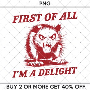 以下が含まれることがあります： 「First of all I'm a delight」と「Buy 2 or more get 40% off」のテキストが書かれた、怒っているオポッサムの赤いイラスト。
