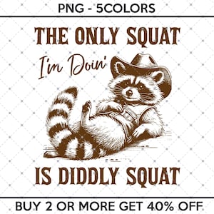 Pode incluir: Um guaxinim vestindo um chapéu de cowboy e colete, com o texto "The only squat I'm doin' is diddly squat. Buy 2 or more get 40% off."