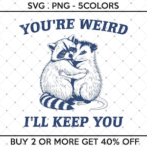 Puede incluir: Una ilustración en blanco y negro de un mapache y una zarigüeya abrazándose. El texto "You're Weird I'll Keep You" está por encima de los animales y el texto "Buy 2 or More Get 40% Off" está por debajo de los animales.