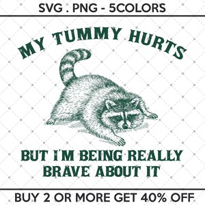 Op de afbeelding: Een zwart-witte illustratie van een wasbeer met de tekst "My tummy hurts but I'm being really brave about it". De tekst is in groen. De afbeelding bevat ook de tekst "Buy 2 or more get 40% off".