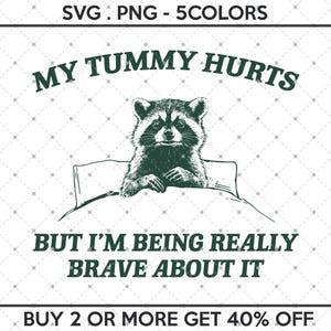 Op de afbeelding: Een groene en witte illustratie van een wasbeer in bed met de tekst "MY TUMMY HURTS BUT I'M BEING REALLY BRAVE ABOUT IT" en "BUY 2 OR MORE GET 40% OFF".