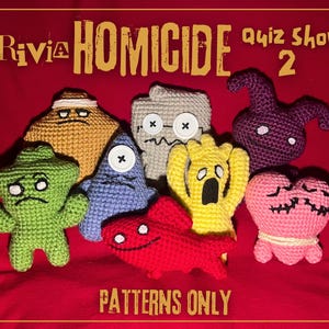 Op de afbeelding: Op een rode achtergrond staat de tekst "Trivia Homicide Quiz Show 2" en "Patterns Only". De afbeelding toont zeven gehaakte monsterfiguren in verschillende kleuren en vormen, elk met een unieke uitdrukking.