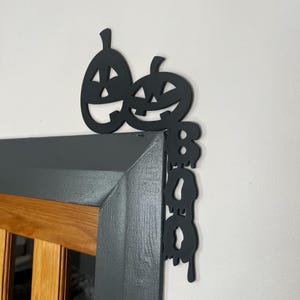 Placa de canto de porta de Halloween: BOO pingando, abóboras