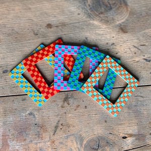 Może przedstawiać: Rustykalny drewniany szyld z napisem "Welcome to our home" w białych literach. Szyld ma postarzaną powierzchnię i prosty, zapraszający design, idealny na werandę lub do wejścia.