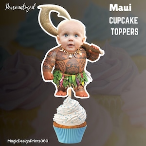 Könnte beinhalten: Ein Cupcake-Topper mit einem Cartoon-Baby, das als Maui aus dem Film Vaiana verkleidet ist. Das Baby hält einen Haken und trägt einen Grasrock und eine Halskette. Der Topper ist auf Karton gedruckt und kann sofort auf Cupcakes verwendet werden.