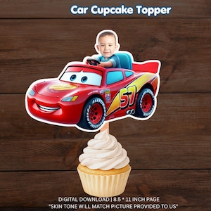 Peut inclure: Une décoration pour cupcake représentant une voiture de course rouge avec le numéro 57, des yeux bleus et un sourire. Le visage d'un enfant est placé au siège conducteur. Texte : Car Cupcake Topper, Digital Download, 8.5 x 11 inch page.