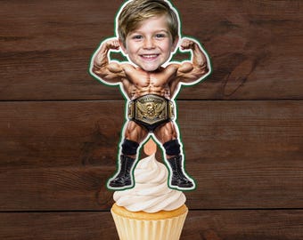 Pode incluir: Um topo de cupcake de lutador com o rosto de uma criança em um corpo musculoso, com cinto de campeão dourado, calção preto e botas pretas. O texto inclui Wrester Cupcake Topper e Digital Download 8.5 x 11 inch page.