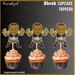 Może przedstawiać: Trzy zielone ozdoby do babeczek Shrek z twarzą dziecka na każdej. Ozdoby stoją na pomarańczowych i białych babeczkach. Tekst "Shrek Cupcake Toppers" znajduje się w górnej części obrazu.
