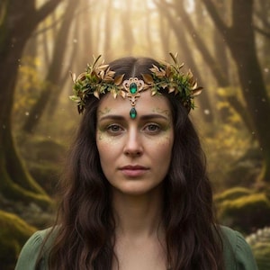 Coroa élfica de chifres de veado, tiara de flores fantástica com pedra preciosa, tiara de fada dourada, adorno de cabelo verde esmeralda para a testa, tiara dourada da floresta
