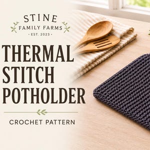 Peut inclure: Un dessous de plat carré en maille thermique gris foncé avec une petite boucle de suspension. Le texte STINE FAMILY FARMS EST. 2023 THERMAL STITCH POTHOLDER CROCHET PATTERN est affiché sur le côté gauche en police serif marron foncé.