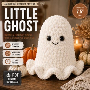 Könnte beinhalten: Eine weiße Amigurumi-Geist-Häkelanleitung mit einer fertigen Größe von 19,05 cm. Der Text lautet AMIGURUMI CROCHET PATTERN LITTLE GHOST, ROUND & FRIENDLY GHOST WITH A SCALLOPED WAVY HEM, BEGINNER FRIENDLY, WORKED IN THE ROUND, 2-3 HRS PROJECT, PDF DIGITAL DOWNLOAD.