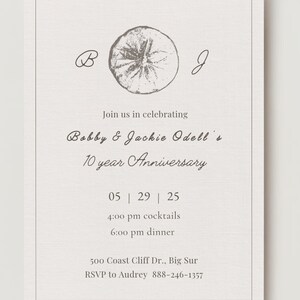 Può includere: Un invito di nozze con sfondo grigio e design semplice. L'invito è per il 10° anniversario di matrimonio di Bobby & Jackie Odell. La data è 05 | 29 | 25. L'ora è 16:00 per i cocktail e 18:00 per la cena. La location è 500 Coast Cliff Dr., Big Sur. Le informazioni per RSVP sono per Audrey 888-246-1357.
