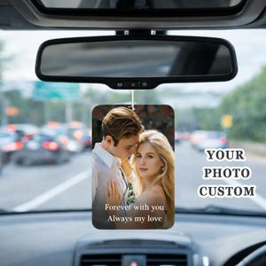 Puede incluir: Ambientador rectangular para coche con una foto de una pareja, colgado del espejo retrovisor de un coche. El ambientador tiene el texto "Forever with you Always my love" y "YOUR PHOTO CUSTOM".