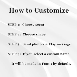 Puede incluir: Imagen con el texto "C&oacute;mo personalizar". Las instrucciones incluyen elegir un aroma y una forma, enviar una foto a trav&eacute;s del mensaje de Etsy y opciones de nombre personalizado. La fuente 1 es la predeterminada.