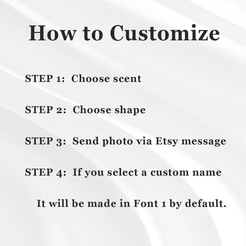 Puede incluir: Imagen con el texto "C&oacute;mo personalizar". Las instrucciones incluyen elegir un aroma y una forma, enviar una foto a trav&eacute;s del mensaje de Etsy y opciones de nombre personalizado. La fuente 1 es la predeterminada.