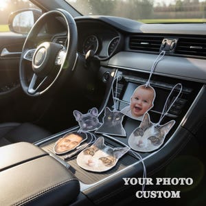 Puede incluir: Ambientadores de coche personalizados con varias caras, incluyendo un beb&eacute;, un hombre, un bulldog franc&eacute;s y dos gatos. Los ambientadores est&aacute;n colgados en un coche, con el texto "YOUR PHOTO CUSTOM".