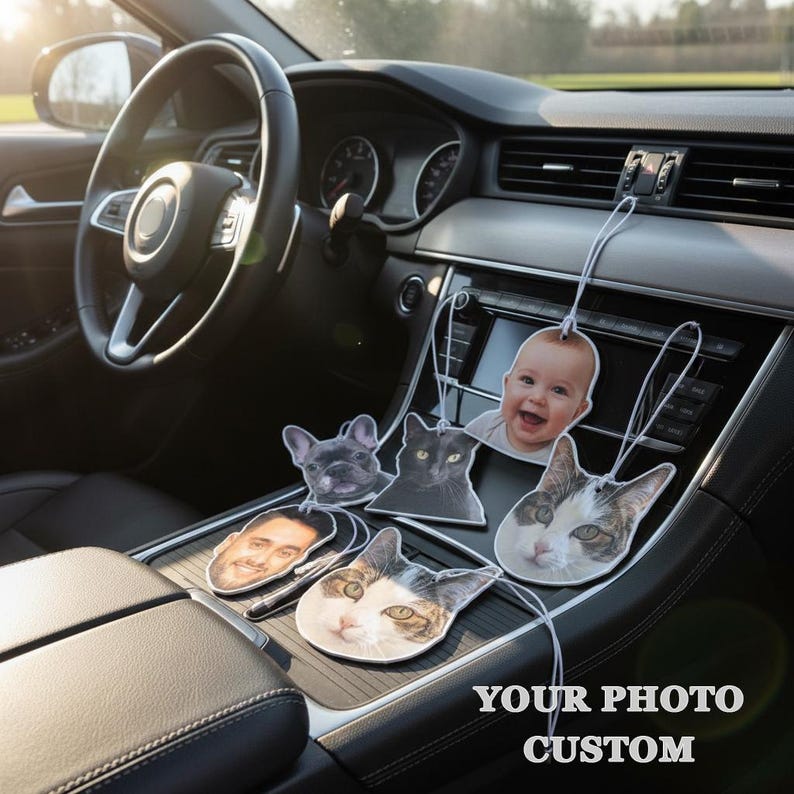 Puede incluir: Ambientadores de coche personalizados con varias caras, incluyendo un beb&eacute;, un hombre, un bulldog franc&eacute;s y dos gatos. Los ambientadores est&aacute;n colgados en un coche, con el texto "YOUR PHOTO CUSTOM".