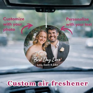 Puede incluir: Ambientador de coche redondo y personalizado con una foto de boda de una pareja sonriente. El texto "Best Day Ever" y los nombres son visibles. El ambientador cuelga de una cuerda y es personalizable.