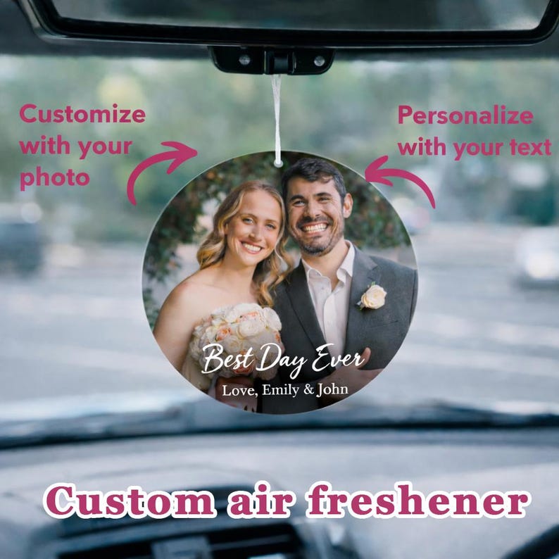 Puede incluir: Ambientador de coche redondo y personalizado con una foto de boda de una pareja sonriente. El texto "Best Day Ever" y los nombres son visibles. El ambientador cuelga de una cuerda y es personalizable.
