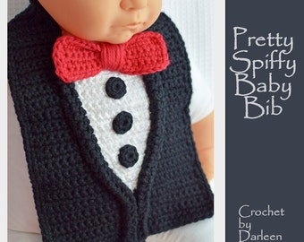 Puede incluir: Un babero de bebé de crochet negro y blanco con forma de esmoquin con una corbata de lazo roja. El babero tiene tres botones negros y el texto "Pretty Spiffy Baby Bib Crochet by Darleen Hopkins .com" es visible en la imagen.