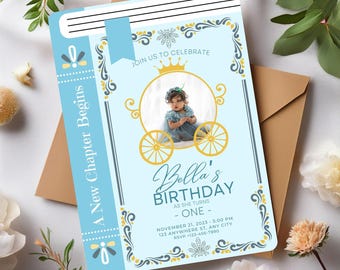以下が含まれることがあります： 本のようにデザインされた水色の誕生日招待状。馬車に乗った子供の写真が特徴です。「Bella's Birthday」と書かれたテキストにはイベントの詳細が含まれています。装飾的な花柄とスクロール要素がデザインを縁取っています。