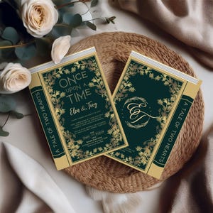 Pode incluir: Um convite de casamento dourado e verde com um design de livro. A frente do convite diz "Era uma vez" com os nomes do casal, Elen & Troy. O verso do convite diz "Um conto de dois corações".