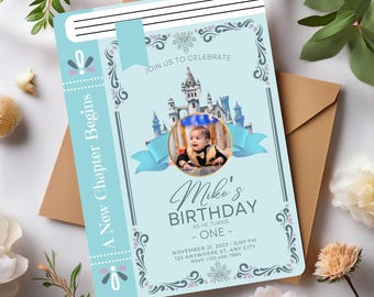 以下が含まれることがあります： 青い本をテーマにした誕生日招待状で、城のイラストと赤ちゃんの男の子の写真が載っています。テキストには「A New Chapter Begins」、「Join Us To Celebrate」、「Mike's Birthday」、「As He Turns - One -」、「November 21, 2023 - 5:00 PM」、「123 Anywhere St, Any City」、「RSVP-123-456-7890」と書いてあります。