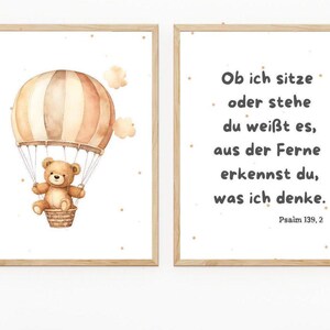 Könnte beinhalten: Eine Aquarell-Illustration eines braunen Teddybären in einem Heißluftballon mit beige-braunen Streifen. Der Text unter dem Bild lautet "Ob ich sitze oder stehe du weißt es, aus der Ferne erkennst du, was ich denke. Psalm 139, 2".