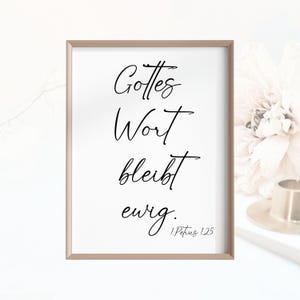 Könnte beinhalten: Ein gerahmter Druck mit weißem Hintergrund und schwarzer Kalligraphie, die "Gottes Wort bleibt ewig." lautet. Der Text wird von "1.Petrus 1:25" gefolgt.
